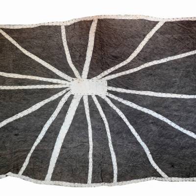 brenda-kesi-woohohe-2009-applikation-von-in-schlamm-gefaerbtem-rindenstoff-137-x-67-cm-oemie-artists